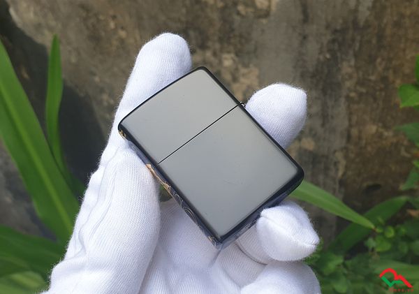 Zippo sơn đen hình cá chép vàng ZN174