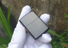 Zippo sơn đen hình cá chép vàng ZN174