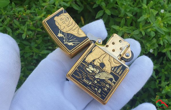 Zippo 1995 ốp Emblem hình gấu bắt cá C123