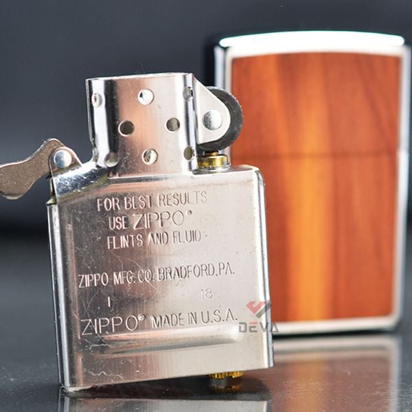 Zippo Mỹ chính hãng mạ chrome ốp  gỗ Tuyết Tùng Z282