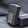 Zippo Tái bản 1941 Sơn Đen Sần Ốp Logo US Army Z211