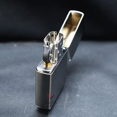 Zippo Satin Khắc Logo Zippo Chéo Và Ngọn Lửa Vàng ZK16