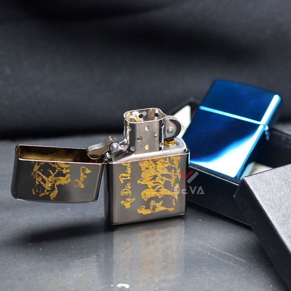 Zippo Sơn Khắc Chủ Đề Mã Đáo Thành Công Mạ Vàng ZK98
