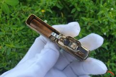 Zippo 1995 ốp Emblem hình gấu bắt cá C123