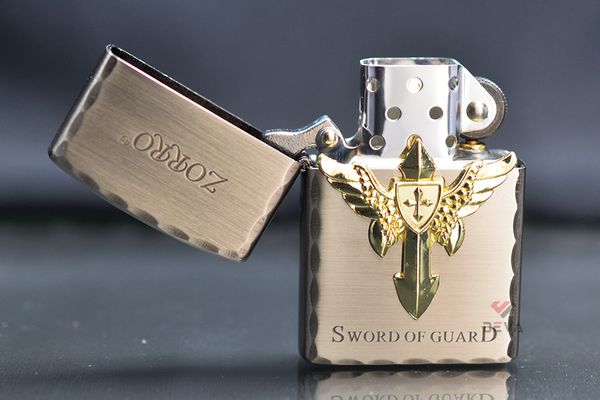 Bật lửa xăng đá Zorro ốp Emblem chủ đề Sword Of Guard Z8667
