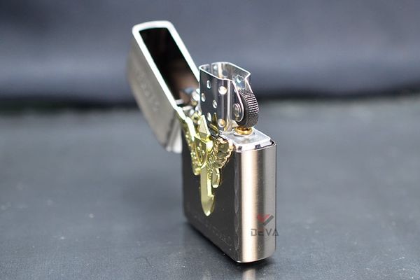 Bật lửa xăng đá Zorro ốp Emblem chủ đề Sword Of Guard Z8667