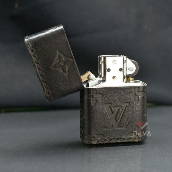 Zippo Bọc Da Chủ Đề Thương Hiệu Thời Trang Louis Vuitton ZN22