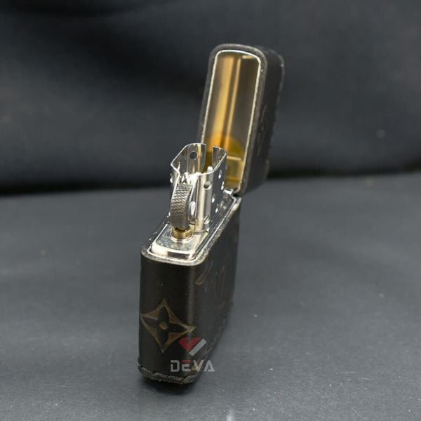 Zippo Bọc Da Chủ Đề Thương Hiệu Thời Trang Louis Vuitton ZN22