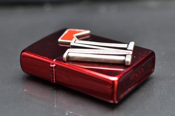 Zippo Sơn Đỏ Ốp Nổi Thương Hiệu Marlboro ZN361