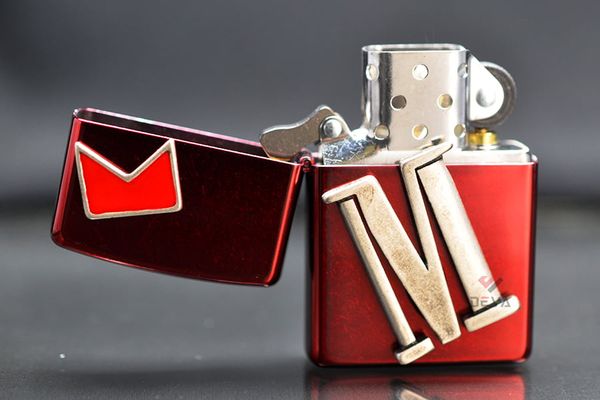 Zippo Sơn Đỏ Ốp Nổi Thương Hiệu Marlboro ZN361