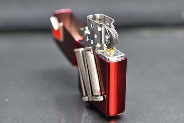 Zippo Sơn Đỏ Ốp Nổi Thương Hiệu Marlboro ZN361