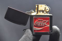 Zippo Tái Bản 1941 Đen Bóng Ốp Emblem Logo Coca-Cola ZN349