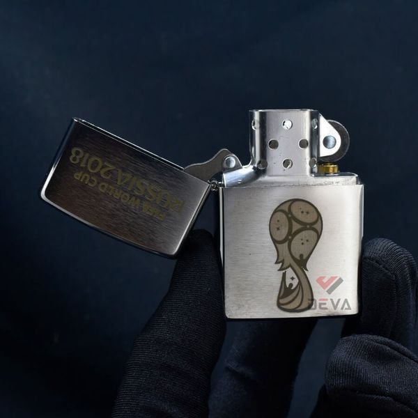 Zippo Khắc Laser Logo Cúp Bóng Đá Thế Giới World Cup 2018 Russia ZK24