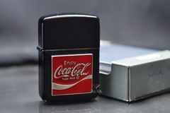 Zippo Tái Bản 1941 Đen Bóng Ốp Emblem Logo Coca-Cola ZN349