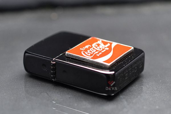 Zippo Tái Bản 1941 Đen Bóng Ốp Emblem Logo Coca-Cola ZN349