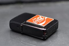 Zippo Tái Bản 1941 Đen Bóng Ốp Emblem Logo Coca-Cola ZN349