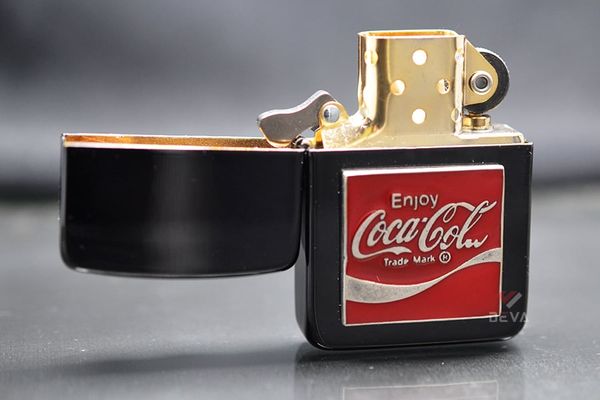 Zippo Tái Bản 1941 Đen Bóng Ốp Emblem Logo Coca-Cola ZN349