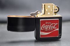 Zippo Tái Bản 1941 Đen Bóng Ốp Emblem Logo Coca-Cola ZN349