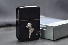 Zippo Tái Bản 1941 Đen Bóng Ốp Emblem Cô Gái Windproof ZN350