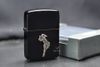 Zippo Tái Bản 1941 Đen Bóng Ốp Emblem Cô Gái Windproof ZN350
