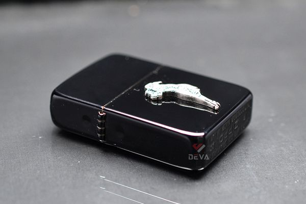 Zippo Tái Bản 1941 Đen Bóng Ốp Emblem Cô Gái Windproof ZN350