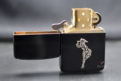 Zippo Tái Bản 1941 Đen Bóng Ốp Emblem Cô Gái Windproof ZN350
