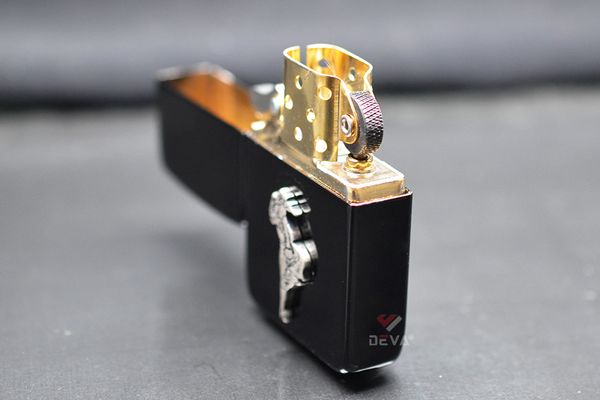 Zippo Tái Bản 1941 Đen Bóng Ốp Emblem Cô Gái Windproof ZN350