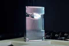 Set Quà Tặng bật lửa ST Dupont màu vàng kẻ dọc D118