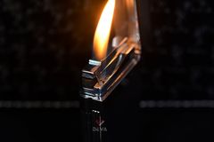 Set Quà Tặng bật lửa ST Dupont màu vàng kẻ dọc D118