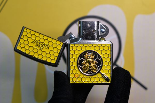 Set Zippo Ốp Emblem Ong Mật Chủ Đề Bee Yourself  ZN383