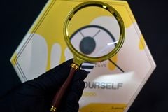 Set Zippo Ốp Emblem Ong Mật Chủ Đề Bee Yourself  ZN383