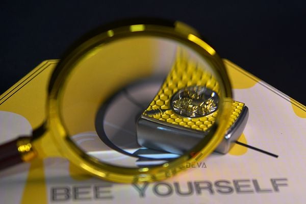 Set Zippo Ốp Emblem Ong Mật Chủ Đề Bee Yourself  ZN383