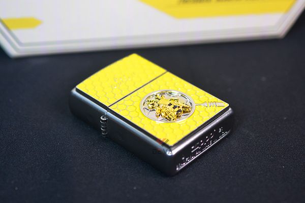 Set Zippo Ốp Emblem Ong Mật Chủ Đề Bee Yourself  ZN383
