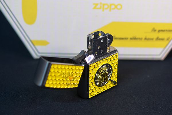 Set Zippo Ốp Emblem Ong Mật Chủ Đề Bee Yourself  ZN383