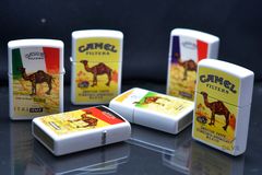 Set Zippo 18 Chiếc Sơn Chủ Đề Camel Các Quốc Gia ZN372