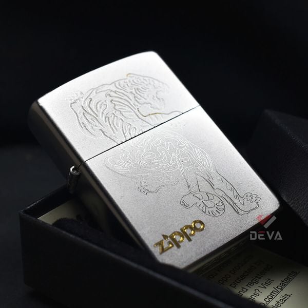 Zippo Mạ Satin Khắc Hình Hổ Săn Mồi ZK14
