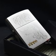 Zippo Mạ Satin Khắc Hình Hổ Săn Mồi ZK14