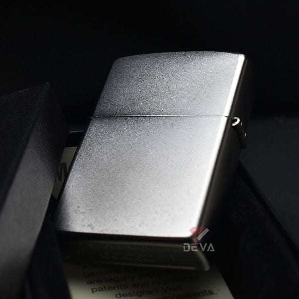 Zippo Mạ Satin Khắc Hình Hổ Săn Mồi ZK14