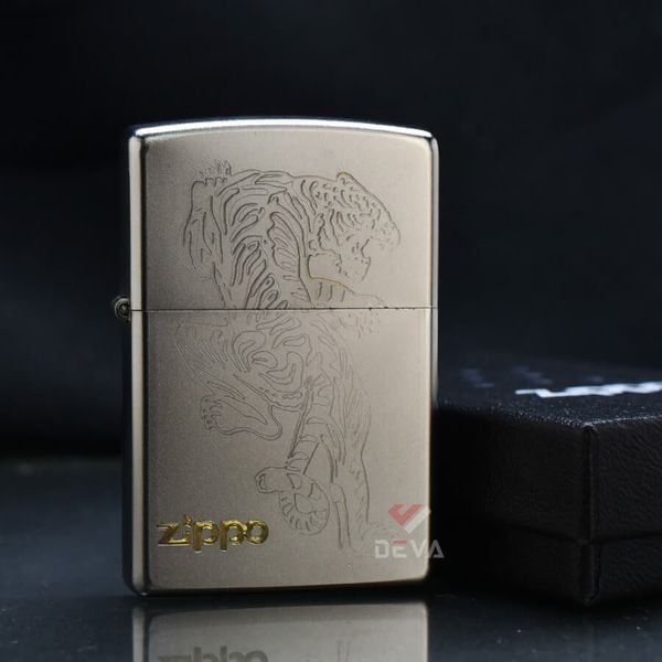 Zippo Mạ Satin Khắc Hình Hổ Săn Mồi ZK14