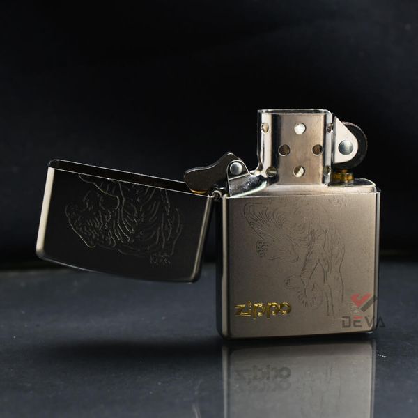 Zippo Mạ Satin Khắc Hình Hổ Săn Mồi ZK14