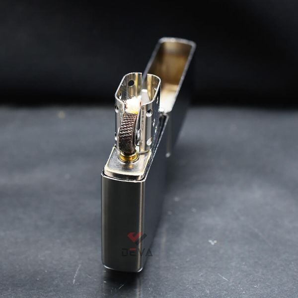 Zippo Mạ Satin Khắc Hình Hổ Săn Mồi ZK14