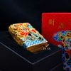 Zippo Bọc Lưới Đồng Tiền Mạ Vàng Chủ Đề Thần Tài Đến ZN85