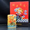 Zippo Bọc Lưới Đồng Tiền Mạ Vàng Chủ Đề Thần Tài Đến ZN85
