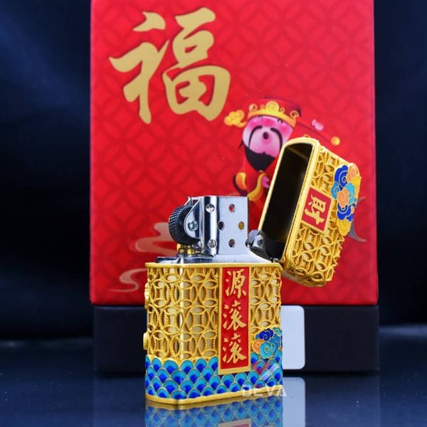Zippo Bọc Lưới Đồng Tiền Mạ Vàng Chủ Đề Thần Tài Đến ZN85