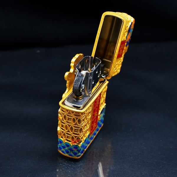 Zippo Bọc Lưới Đồng Tiền Mạ Vàng Chủ Đề Thần Tài Đến ZN85