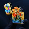 Zippo Bọc Lưới Đồng Tiền Mạ Vàng Chủ Đề Thần Tài Đến ZN85