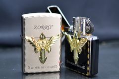 Bật lửa xăng đá Zorro ốp Emblem chủ đề Sword Of Guard Z8667