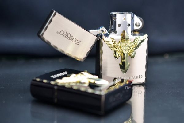 Bật lửa xăng đá Zorro ốp Emblem chủ đề Sword Of Guard Z8667