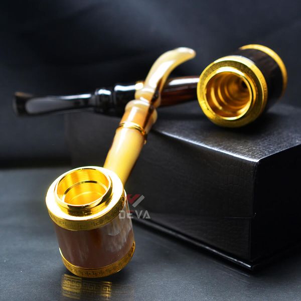 Tẩu cán sừng đế đứng hoa văn mạ vàng Freesize TS12