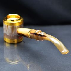 Tẩu cán sừng đế đứng hoa văn mạ vàng Freesize TS12